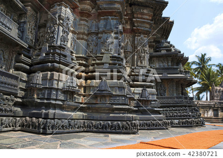 Sculpture of a Sundari, Chennakesava temple, Belur Sculpture of a Sundari, Chennakesava temple, Belur 42380721