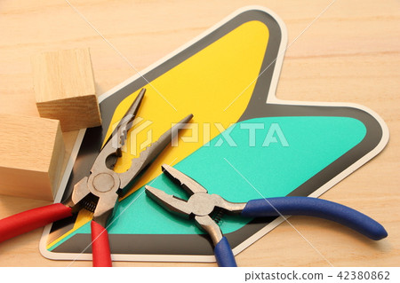 自己動手（DIY）初學者，初學者，非技術工人，沒有經驗的形象。初學者標記和工具和木材。 42380862