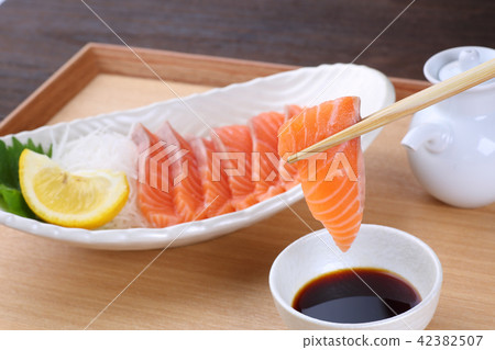 Salmon sashimi 42382507