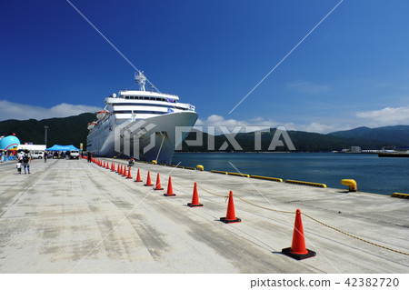 Luxury cruise ship Pacific Venus calling in Miyako Bay 42382720
