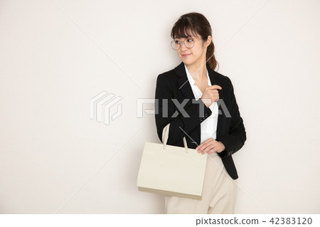 Shopping women 42383120