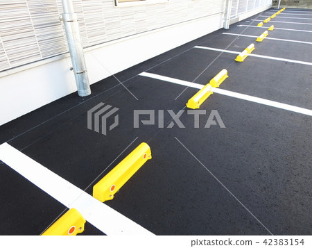 Monthly or coin parking lots where you can park your car Monthly or coin parking lots where you can park your car 42383154