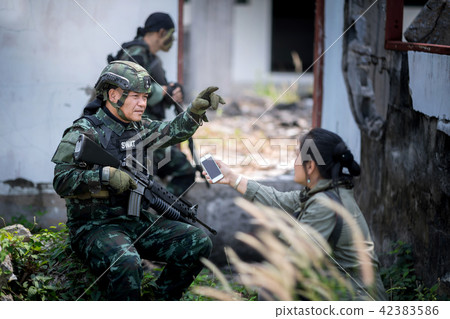 Woman journalist interview soldier during conflict 42383586