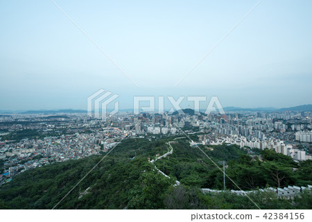 從山觀看的漢城市風景 從山觀看的漢城市風景 42384156