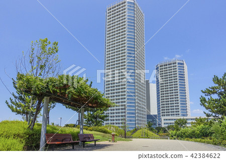 高層公寓設有長凳 42384622