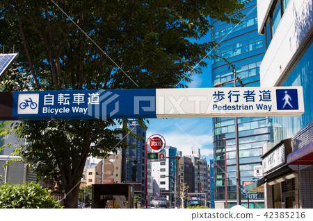 Separate sign of pedestrian path & bicycle path 42385216