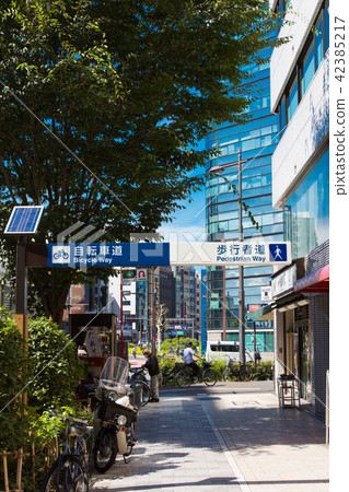 Separate sign of pedestrian path & bicycle path Separate sign of pedestrian path & bicycle path 42385217