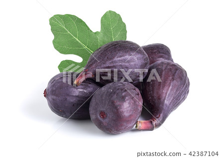 Fresh fig fruit with leaf isolated on white background 42387104