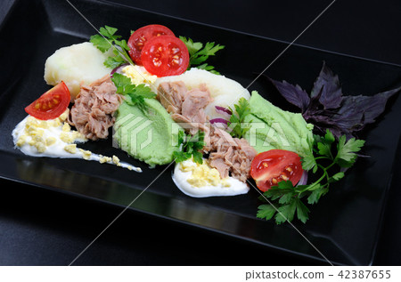 tuna with garnish tuna with garnish 42387655