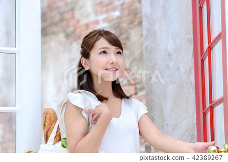 Women Shopping Women Shopping 42389267