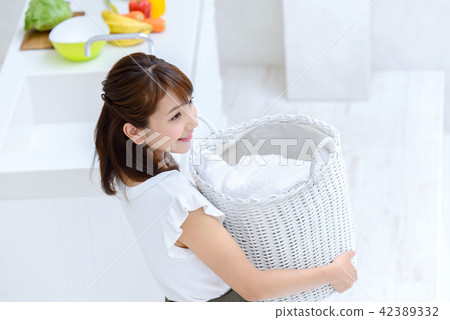 女人洗衣服 42389332