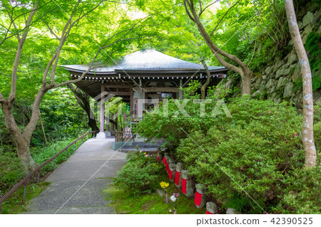 Jizo at the foot of Hachiman-yama "Jizo Hall" 42390525