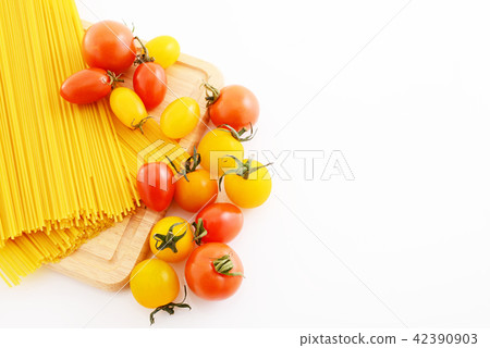Spaghetti with tomatoes 42390903