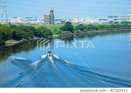 Waterskiing skiing over the Arang River Fang Ohashi bridge towards Gangbuk Bridge Waterskiing skiing over the Arang River Fang Ohashi bridge towards Gangbuk Bridge 42393412