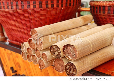 Rice roasted in bamboo 42393798