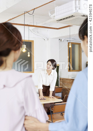 咖啡廳,朋友,中年人,韓國人 咖啡廳,朋友,中年人,韓國人 42394078