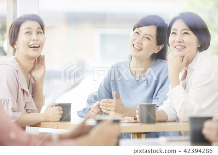 咖啡廳,朋友,中年人,韓國人 咖啡廳,朋友,中年人,韓國人 42394286