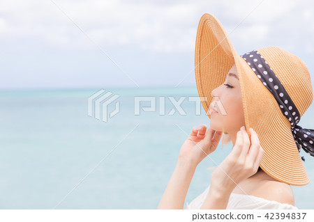 A young woman who enjoys traveling in Okinawa A young woman who enjoys traveling in Okinawa 42394837