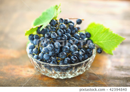 ripe grapes lying in a glass vase ripe grapes lying in a glass vase 42394840