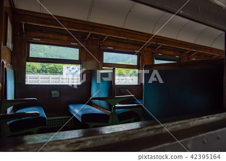 進入靜岡縣Oigawa Tetsudo Chisutei車站的SL火車客車內部 42395164