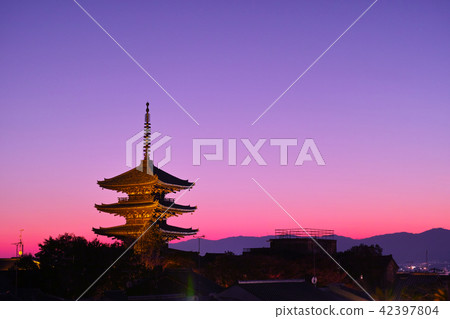 Tower of Yasaka lighted up with sunset sky 42397804