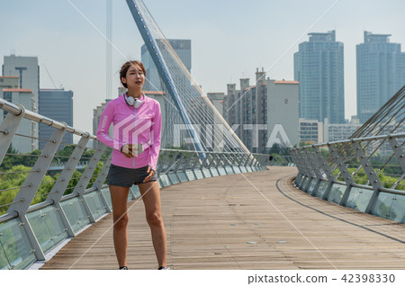 運動豐富的女性 運動豐富的女性 42398330