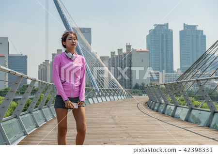 Exercise-enriched women Exercise-enriched women 42398331