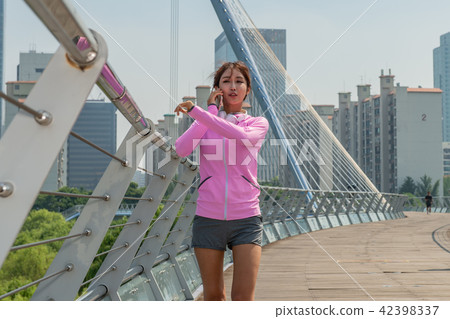 運動豐富的女性 運動豐富的女性 42398337