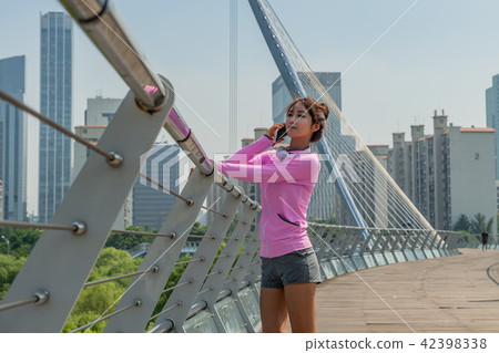運動豐富的女性 運動豐富的女性 42398338