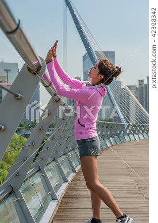 運動豐富的女性 運動豐富的女性 42398342