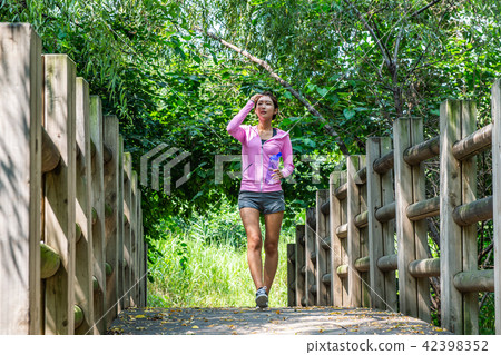 Exercise-enriched women Exercise-enriched women 42398352