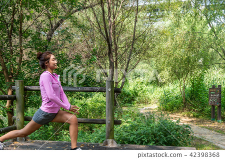 運動豐富的女性 運動豐富的女性 42398368
