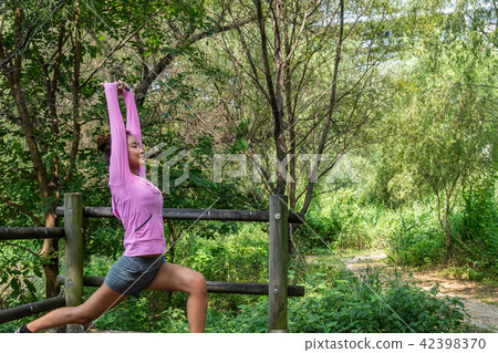 運動豐富的女性 運動豐富的女性 42398370