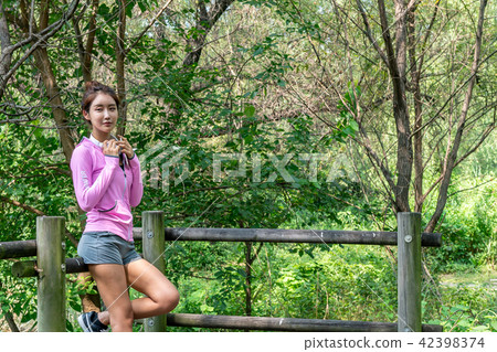 運動豐富的女性 運動豐富的女性 42398374