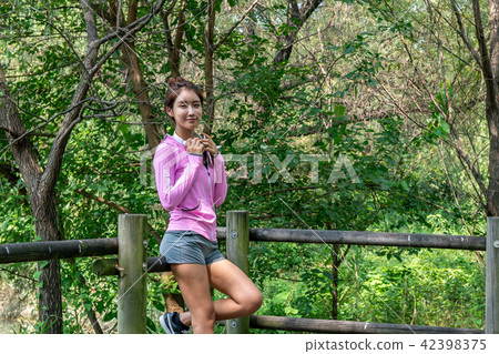 運動豐富的女性 運動豐富的女性 42398375