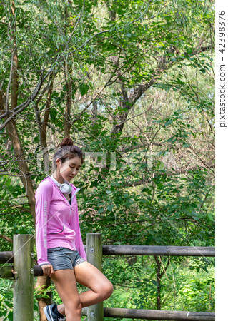 運動豐富的女性 運動豐富的女性 42398376