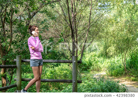 Exercise-enriched women Exercise-enriched women 42398380