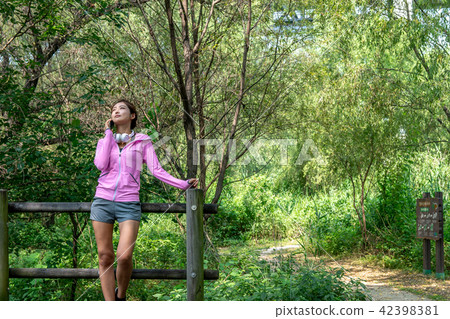 運動豐富的女性 42398381