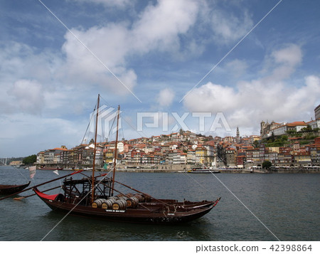 Beautiful cityscape and ships of Porto, Portugal (World Heritage) Beautiful cityscape and ships of Porto, Portugal (World Heritage) 42398864