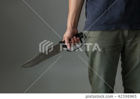 有生存刀的犯罪男性 有生存刀的犯罪男性 42398965