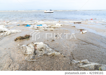 Plastic Rubbish washed up on a beach 42399181