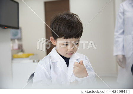 A dentist child A dentist child 42399424