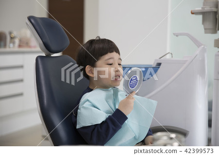 A dentist child 42399573