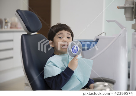 A dentist child A dentist child 42399574