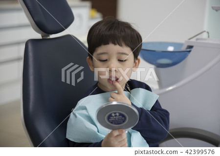 A dentist child A dentist child 42399576