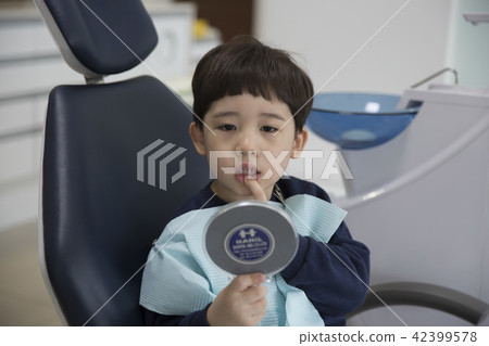 A dentist child A dentist child 42399578