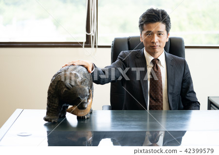 "Not me, try convincing this bear first!" President with an old idea "Not me, try convincing this bear first!" President with an old idea 42399579