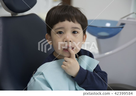 A dentist child A dentist child 42399584