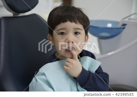A dentist child 42399585