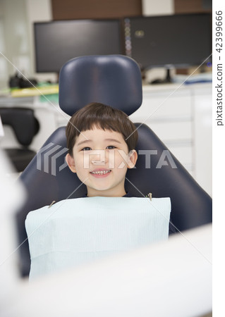 A dentist child A dentist child 42399666